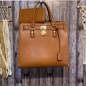 Tan purse with matching wallet